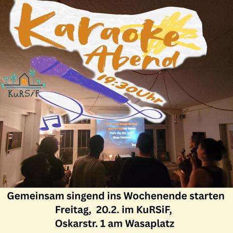 Das Bild zeigt ein Veranstaltungsplakat für einen Karaokeabend im KuRSiF. Der Hintergrund ist ein Foto aus einem gemütlichen Innenraum: Mehrere Menschen stehen in einem Raum und schauen nach vorn auf eine Leinwand bzw. Projektion mit Karaoke-Liedtext. Die Szene wirkt wie eine gesellige Abendveranstaltung, mit gedämpftem Licht und entspannter Atmosphäre.
Oben auf dem Plakat befindet sich eine große, weiße, papierartige Fläche mit handgemalter orangefarbener Schrift: „Karaoke Abend“. Darunter steht schräg in orange: „19:30 Uhr“. Daneben ist eine gezeichnete gelbe Sonne angedeutet. Links oben ist außerdem das KuRSiF-Logo zu sehen. Über dem Foto ist eine große, gezeichnete violette Mikrofon-Illustration mit Noten und einer geschwungenen Linie platziert, die den musikalischen Charakter betont.
Am unteren Rand befindet sich ein breiter, heller Textblock mit schwarzer Schrift. Dort steht:
„Gemeinsam singend ins Wochenende starten
Freitag, 20.2. im KuRSiF,
Oskarstr. 1 am Wasaplatz“
Das Plakat wirkt einladend, kreativ gestaltet und vermittelt klar die Informationen zu Ort, Datum und Uhrzeit des Karaokeabends.