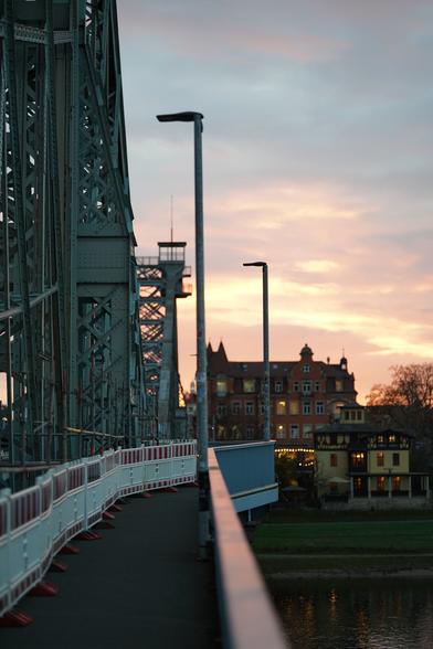 Blick den Fußweg außen an der Brücke entlang, Abendrot