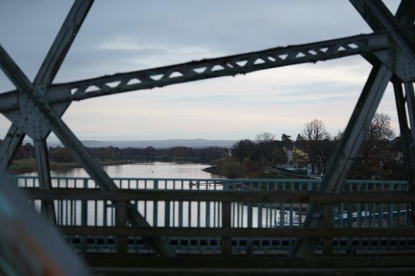 Blick durch die Brücke, Elbe Richtung Pirna