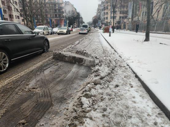 Ein Haufen aus Schnee blockiert den geschützten Radstreifen, der außerdem nicht geräumt ist