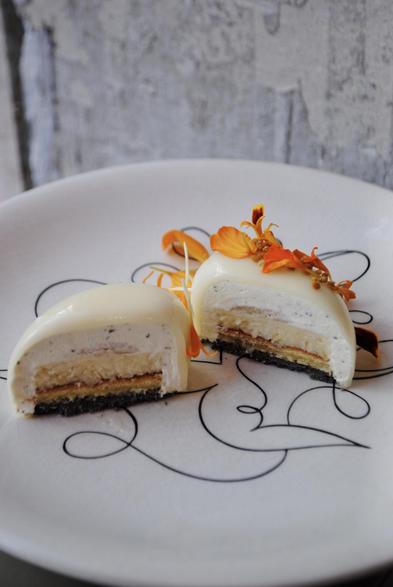 Pour la Saint-Valentin, nous vous préparons le Mathieu : croustillant sésame noir, confit et ganache bergamote, chantilly thé au jasmin. Pâtisserie sans gluten à déguster en amoureux…

#pâtisserie #bergamote #jasmin #sésamenoir #paris #paris18 #artculinaire #photo #sansgluten