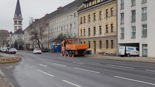 Ein Lastwagen steht auf einem Radweg geparkt mit verkehrshütchen gegen den Autoverkehr gesichert für den Radweg gibt es keine Umleitung.