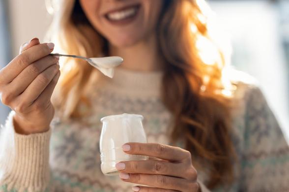 Una imagen de archivo de una mujer tomándose un yogurt (Getty Images)