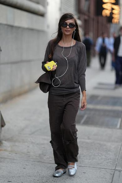 Emily Ratajkowski, con sus auriculares con cable (Getty Images)