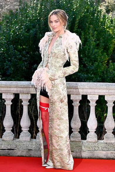 Margot Robbie, con una chaqueta 'vintage' en la presentación de 'Cumbres borrascosas' en Londres (GARETH CATTERMOLE/GETTY IMAGES)