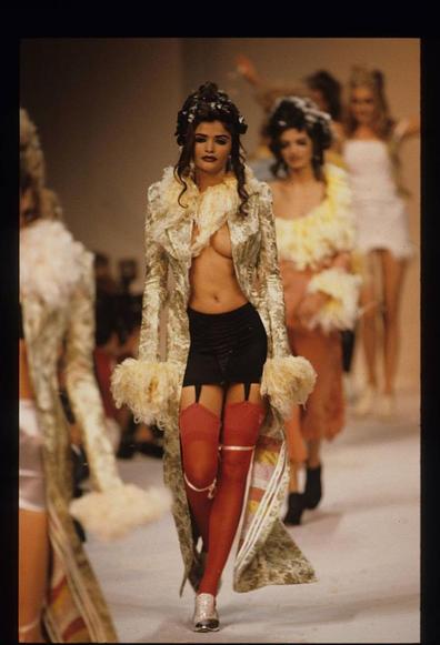 Helena Christensen, sobre la pasarela de John Galliano (Guy Marineau/Getty Images)