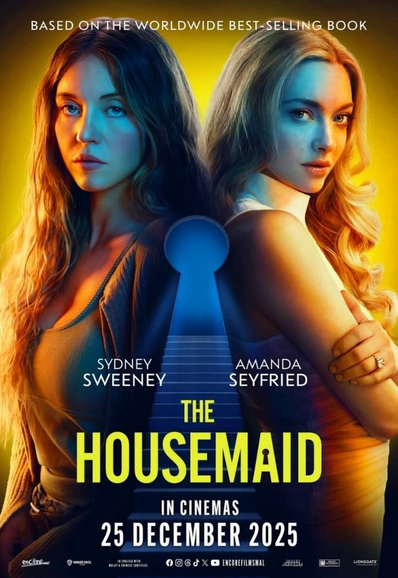 Póster oficial de la película "La Asistenta" (The Housemaid). En primer plano aparece el rostro de Sydney Sweeney con una expresión de cautela y sospecha. Detrás de ella, Amanda Seyfried la observa con una mirada intensa y manipuladora. Ambas están en una mansión de lujo con escaleras de mármol y una iluminación fría que genera una atmósfera de thriller psicológico. En la parte inferior se lee el título "LA ASISTENTA" en letras blancas sobre fondo oscuro.
