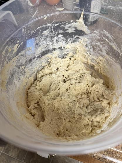 Autolayse foe bread in a round tub