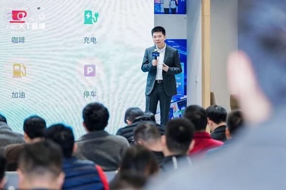 <p>コネクテッドカー向けソフトウエアを手がける「極豆科技（JDO）」、人工知能（AI）企業「智譜AI（Zhipu AI）」、 中国銀聯（ユニオンペイ）はこのほど、業界初となる「車載ネイティブ決済エージェント」を上海市で共同発表した。音声操作を前提に車載システムへ組み込まれた決済機能で、スマートカーにおける支払い体験を再定義する。</p>
<p>新たな仕組みでは、ユーザーは給油や駐車、フードデリバリー等のサービスを車内で利用する際、スマートフォンを取り出したりアプリを切り替えることなく、車内で音声指示を出すだけで、検索から予約、支払いまでを完結できる。</p>
<p>従来の車載決済は、スマートフォンとの連携やアプリ追加に依存していた。これに対し、今回のソリューションは、決済機能そのものをスマートコックピットの基盤に統合し、車載システム内で一体的に処理する点が特徴だ。たとえば、「近くで安い充電スタンドを探して」と話しかけると、システムがナビゲーションを起動し、料金の比較、予約、決済までを自動で実行する。操作はすべて音声で行われ、手動操作は不要となる。</p>
<blockquote class="wp-embedded-content"><p><a href="https://36kr.jp/335291/">「車が人に合わせて動く」　中国スタートアップ、AIでスマートコックピットを再定義</a></p></blockquote>
<p></p>
<p>技術面では、智譜AIが提供する汎用性言語モデル（GLM）を認知エンジンとして採用。曖昧な表現やマルチターンな会話を含み、文脈に依存する車載音声を正しく理解することが可能となった。極豆科技は10年にわたるコックピット開発経験に基づき、タスクの精密な編成・制御を実現した。さらに、中国銀聯はモデル・コンテキスト・プロトコル（MCP）を用いた決済連携の仕組みにより、取引が金融レベルのセキュリティと規制要件を満たすようにした。</p>
<blockquote class="wp-embedded-content"><p><a href="https://36kr.jp/452711/">中国AIユニコーン「Zhipu」、香港上場　LLM企業として世界初</a></p></blockquote>
<p></p>
<p>現時点で、給油・駐車・車載エンターテインメントなどのサービスに対応しており、各自動車メーカーのプラットフォームにも柔軟に組み込めるという。3社は今後、ヘルスケアや日常消費などの分野にも適用範囲を広げ、スマートコックピットを「移動する生活サービス基盤」へと進化させていく方針だ。</p>
<p>（36Kr Japan編集部）</p>