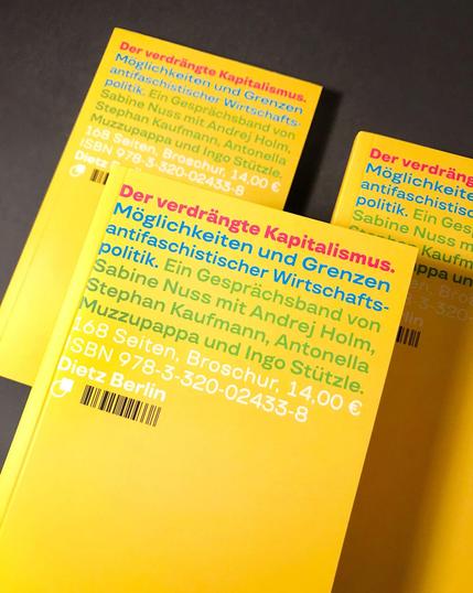 Drei Exemplare des Buches »Der verdrängte Kapitalismus. Möglichkeiten und Grenzen antifaschistischer Wirtschaftspolitik»”, ein Gesprächsband von Sabine Nuss mit Andrej Holm, Stephan Kaufmann, Antonella Muzzupappa und Ingo Stützle