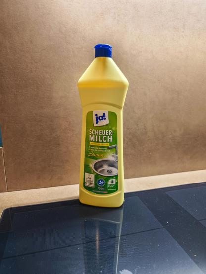 Eine Flasche Scheuermilch der Marke "ja!".