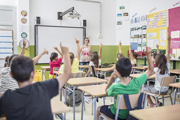 Una profesora atiende una pregunta en clase, en una imagen de archivo. (Getty Images)