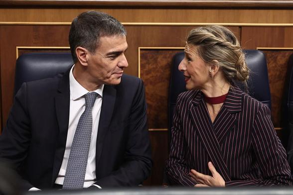 El presidente del Gobierno, Pedro Sánchez, y la vicepresidenta segunda, Yolanda Díaz, durante una sesión de control al Gobierno en el Congreso, el 10 de diciembre de 2025. (Eduardo Parra / Europa Press via Getty Images)