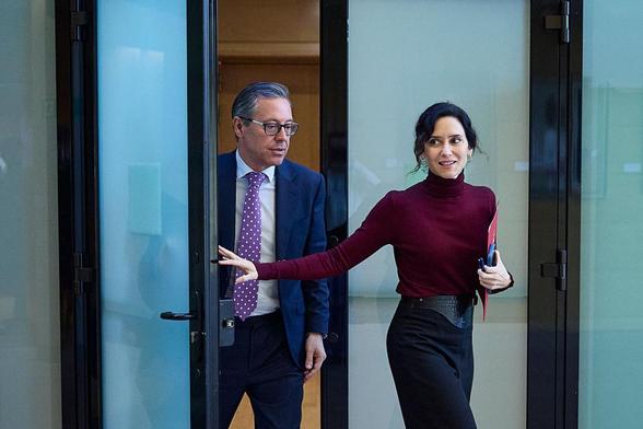 Alfonso Serrano e Isabel Díaz Ayuso, en una imagen de archivo (Europa Press via Getty Images)