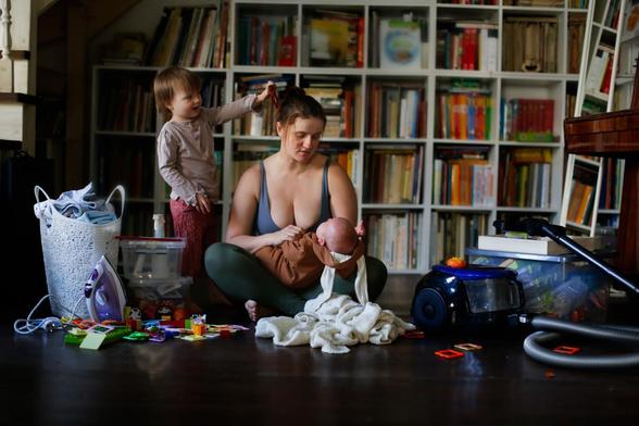 Una mujer a cargo de sus hijos (www.natasha-lebedinskaya.com)