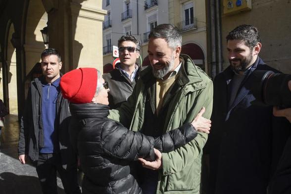 El líder de Vox, Santiago Abascal, saluda a una simpatizante este viernes en Huesca, (EFE)