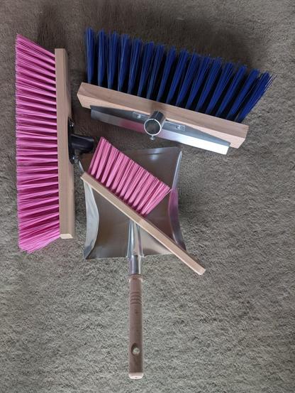 Set aus Handfeger mit Schaufel sowie Besen mit pinken Borsten. Dazu ein Besen für Schnee mit blauen Borsten und integriertem Eiskratzer.