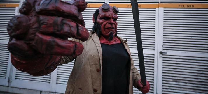 Un fan caracterizado como Hellboy, en la Comic-Con de Argentina 2024 / Anadolu