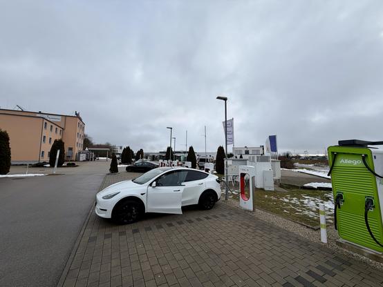 Ladesäulen, mässig belegt.