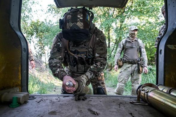 Soldados ucranianos en una misión de combate utilizando un lanzacohetes portátil "Partizan" en Zaporizhia, en mayo de 2025. (NurPhoto)