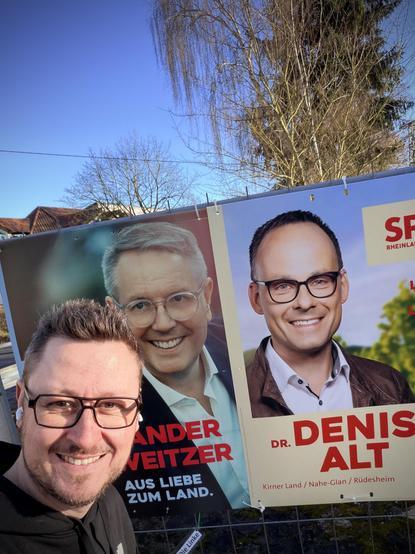 Selfie vor zwei SPD-Wahlplakaten zur Landtagswahl