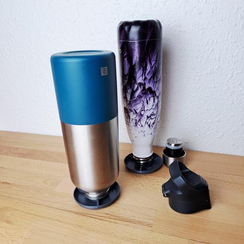 Les 2 gourdes sont retournées sur un égouttoir.