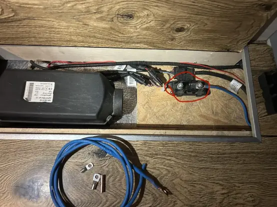 Zdjęcie nagrzewnicy Autoterm pod stolikiem z drugą częścią przewodu.