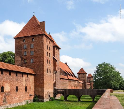 An open timber bridge into the castle