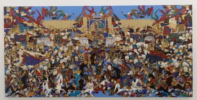 Fresque détaillée et colorée, semblable à l'art persan, représentant une bataille animée, avec des dizaines de soldats, de cavaliers, d'étendards et de chevaux. Une forteresse en arrière-plan. Au-dessus des personnages ailés filment et enregistrent la bataille avec un matériel moderne qui contrastent avec la scène principale.