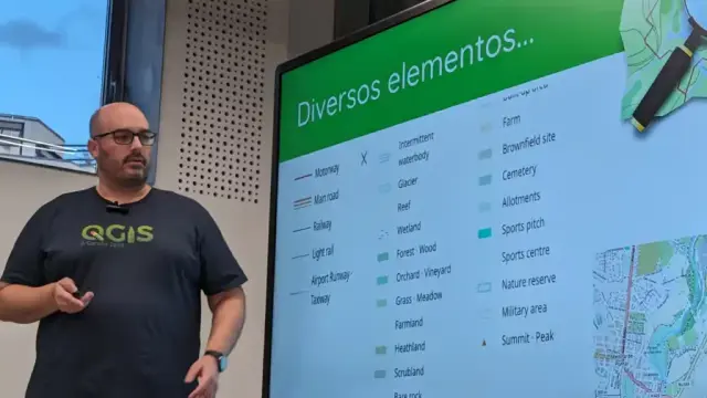 Jorge Sanz explicant els diferents elements del mapa OpenStreetMap en una pantalla gran.