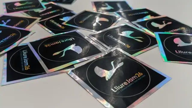 Múltiples adhesius de LliureJam 2026 sobre una superfície blanca, probablement una taula.