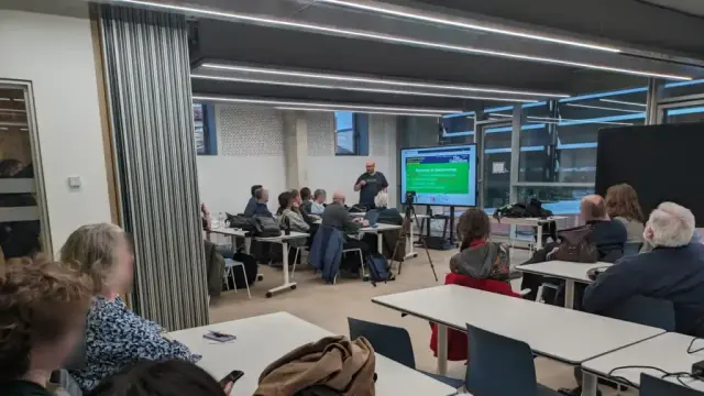 Jorge Sanz explica ante decenas de personas una diapositiva sobre OpenStreetMaps.