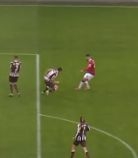 Bildausschnitt vom Spiel St.Pauli - Stuttgart. Der Spieler Rasmussen blockt den Ball unabsichtlich mit dem linken Arm  vom Betrachter aus hinter dem Körper. Er steht dabei deutlich erkennbar vor der Strafraumlinie.