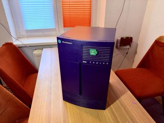 SGI Indigo Workstation auf einem Tisch im Vereinsraum