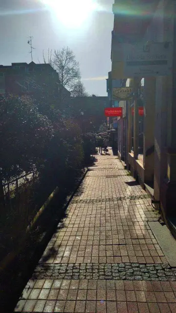 Fiußgängerzone mit Sonnenschein. Weit und breit kein bisschen Schnee!