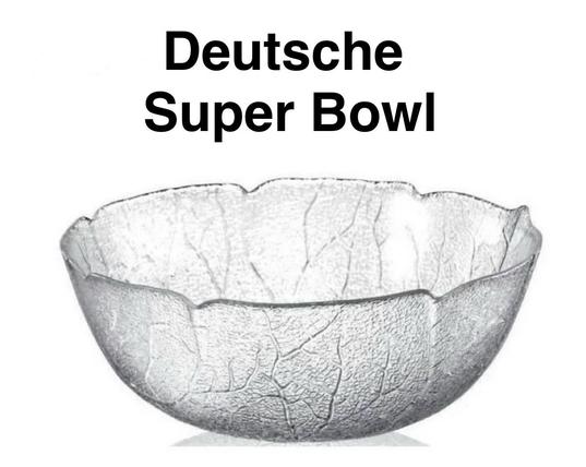 Eine durchsichtige Salatschüssel mit Blattdesign, die gefühlt in jedem deutschen Haushalt existiert. Darüber steht Deutsche Super Bowl.