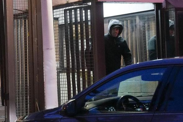 El exjefe militar de ETA Garikoitz Aspiazu Rubina, alias 'Txeroki', sale de la prisión de Martutene, el 9 de febrero de 2026, en San Sebastián. (Unanue / Europa Press via Getty Images)