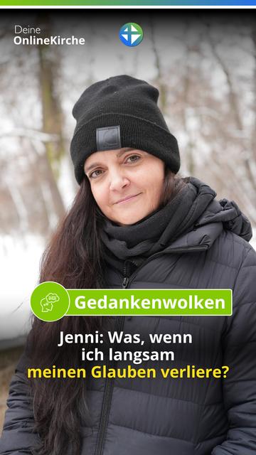 Jenni steht vor einem winterlichen, leicht unscharfen Waldhintergrund. Sie blickt direkt in die Kamera und lächelt leicht. Sie trägt eine schwarze Beanie-Mütze, einen dunklen Schal und eine schwarze Steppjacke. Das Bild ist als Brustbild (Close-up) gestaltet, wobei sie sich leicht zur Seite neigt.
Im unteren Drittel des Bildes befindet sich eine Grafik mit der Überschrift "Gedankenwolken" in einem grünen Kasten. Darunter steht der Text: "Jenni: Was, wenn ich langsam meinen Glauben verliere?"