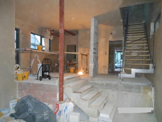 Rohbau steht Stahltreppe ist gesetzt, Putzarbeiten haben begonnen