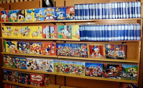 Bibliothek aus Marx-Engels- und Donald Duck-Werken. Gesehen bei @flauipaui auf X