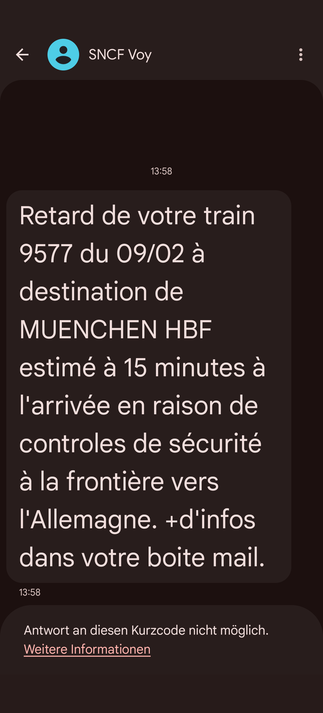 Screenshot einer SMS der SNCF mit dem Hinweis dass wegen einer sogenannten Sicherheitskontrolle beim Grenzübertritt mit einer deutlichen Verspätung, geschätzt 15 Minuten, zu rechnen ist.