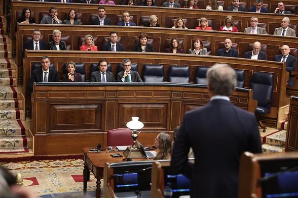 El presidente del PP, Alberto Núñez Feijóo, con la bancada del Gobierno PSOE-Sumar al fondo, durante una intervención en el Congreso, el 10 de diciembre de 2025. (Eduardo Parra / Europa Press via Getty Images)