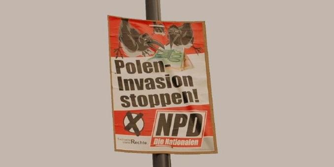 Plakat na którym czarne ptaki rozdziobują euro i napis po niemiecku: Stop polskiej inwazji...