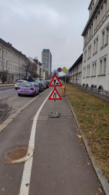 Das Verkehrsschild steht mitten auf dem Gehsteig