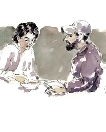 Skizzenhafte Darstellung einer Besprechungssituation mit Pause. Die Restaurantchefin genießt einen Teller Suppe der eigenen Küche, während sie sich mit ihrem Mitarbeiter bespricht. Sie trägt eine feminine Kurzhaarfrisur und eine raffiniert geschnittene helle Jacke über einer hellen Bluse. Mit der rechten Hand hält sie den Löffel, den sie in die Suppenschale taucht. Ihr bärtiger Mitarbeiter hat die linke Hand auf den Tisch gelegt. Er trägt eine Basecap zur Arbeitskleidung, vor ihm liegt ein Stapel Papier.