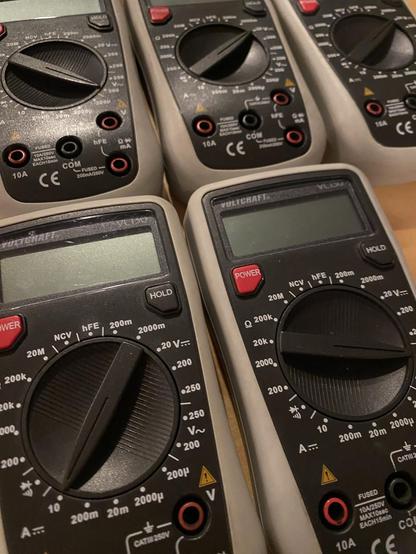 Das Bild zeigt mehrere Multimeter.