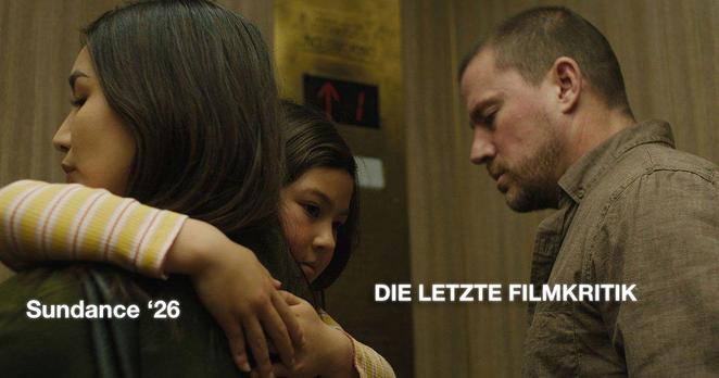 Poster des Films Josephine mit Channing Tatum, Gemma Chan (Eltern) und Mason Reeves (Tochter) vor einem Fahrstuhleingang. Bild des Podcasts "Die Letzte Filmkritik" über den Film.