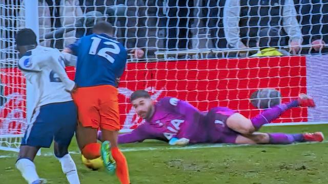 Thiaw's shove allows him to get his body in front of Sarr