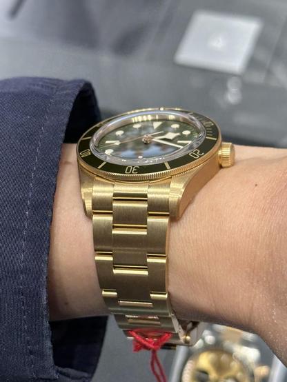 Wrist shot from the end links to showcase lugs and thickness