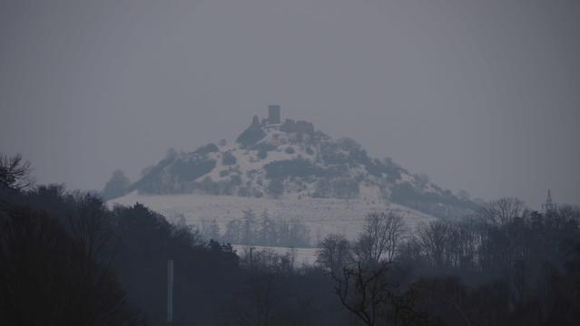 Vulkankegel des Desenberg im Schnee